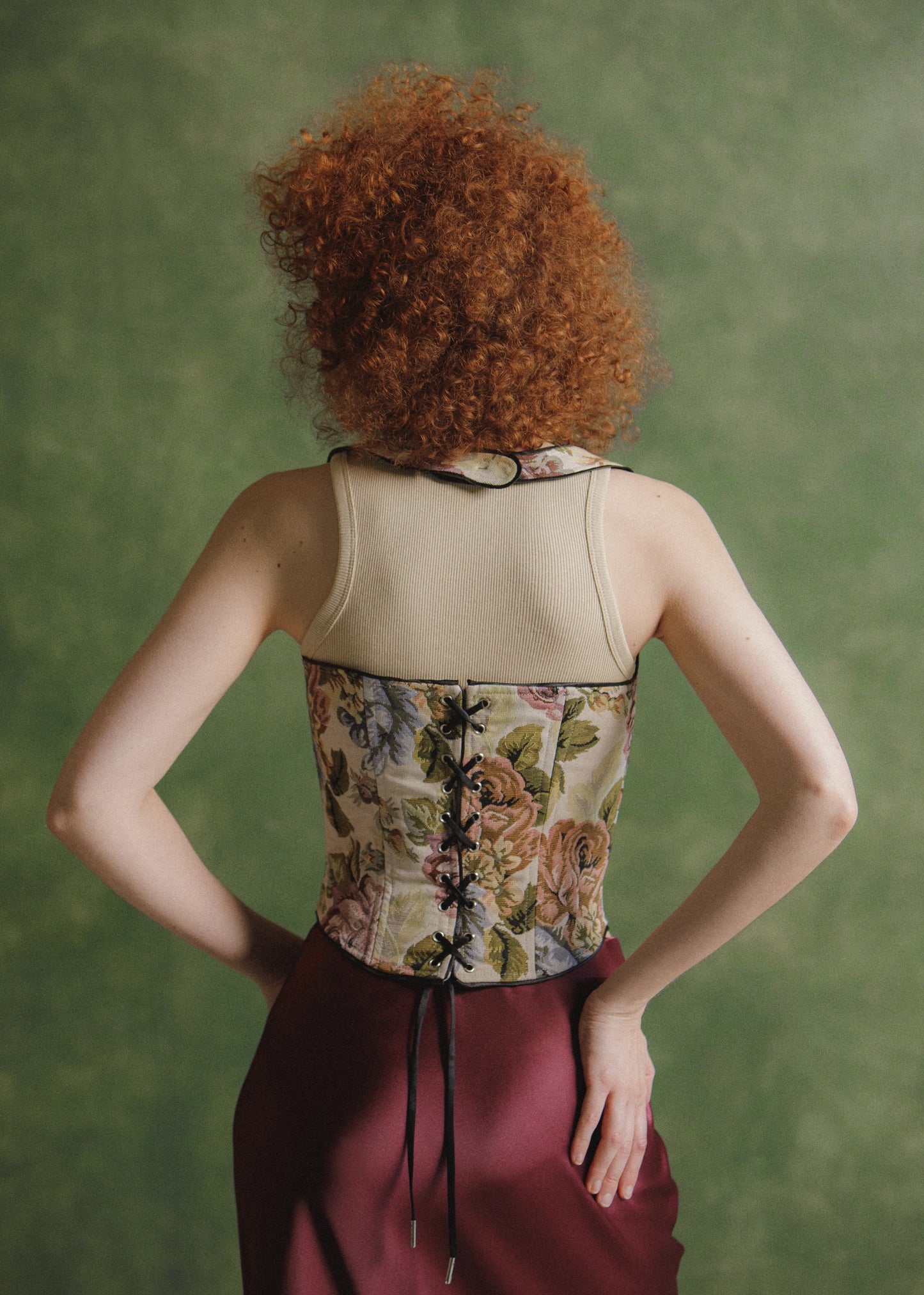 Corset-bajo-busto-floral-agujetas